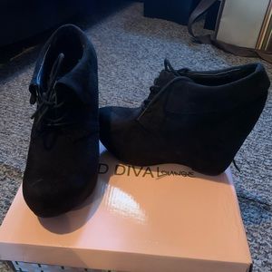 A pair of wedges that were only used 3 times.